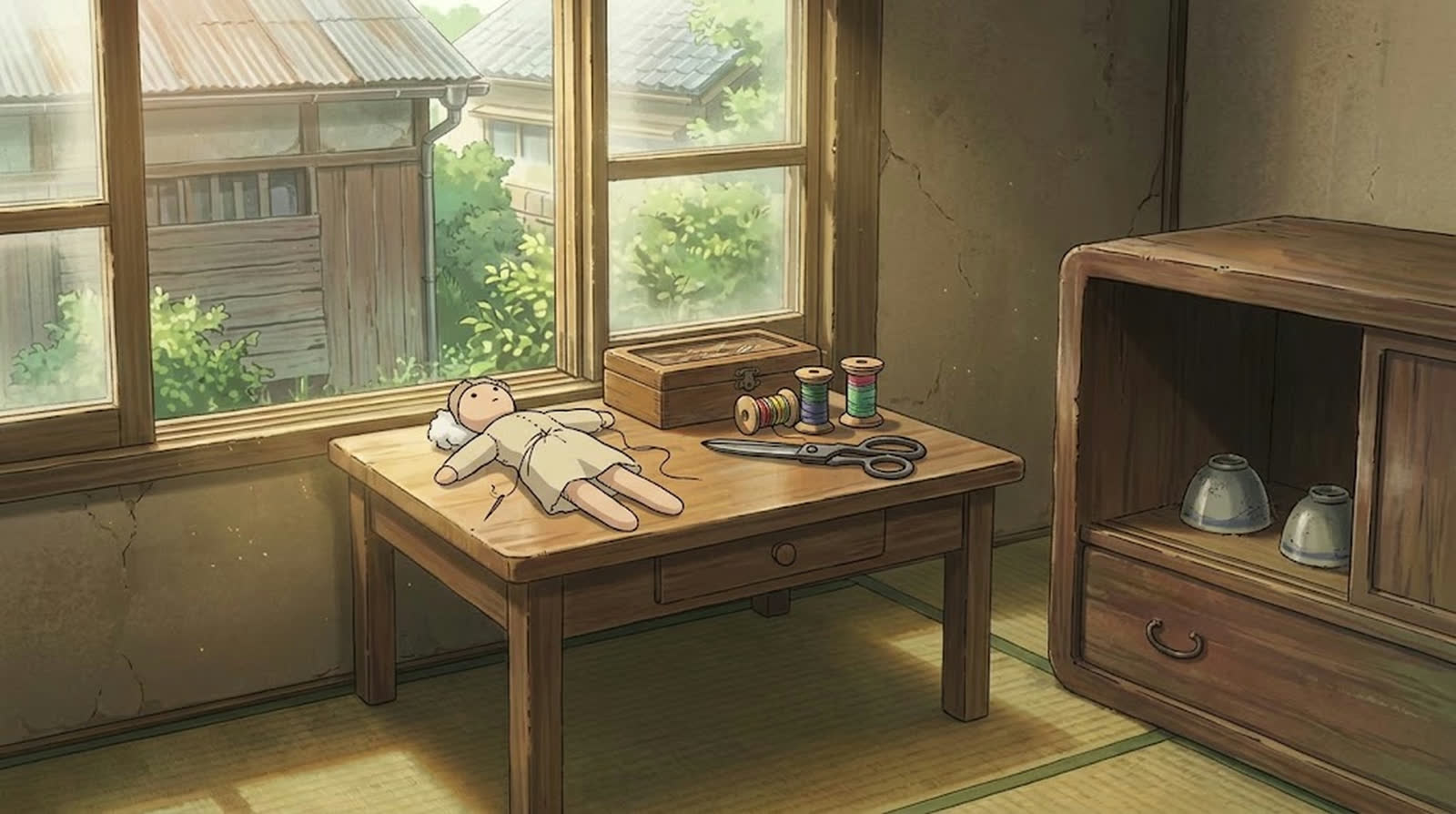 作りかけの人形と針箱のある小部屋